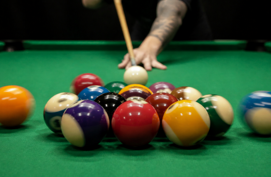 Разбой в пуле 8-ball: открытый стол и выбор группы шаров